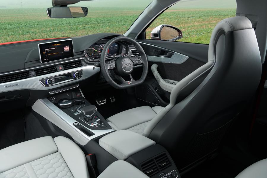 Интерьер Audi RS4 Avant (B9) 2018 года  (UK) (фото 25 из 40)